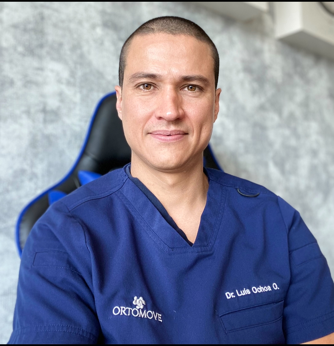 Dr. Luis Ochoa en consulta